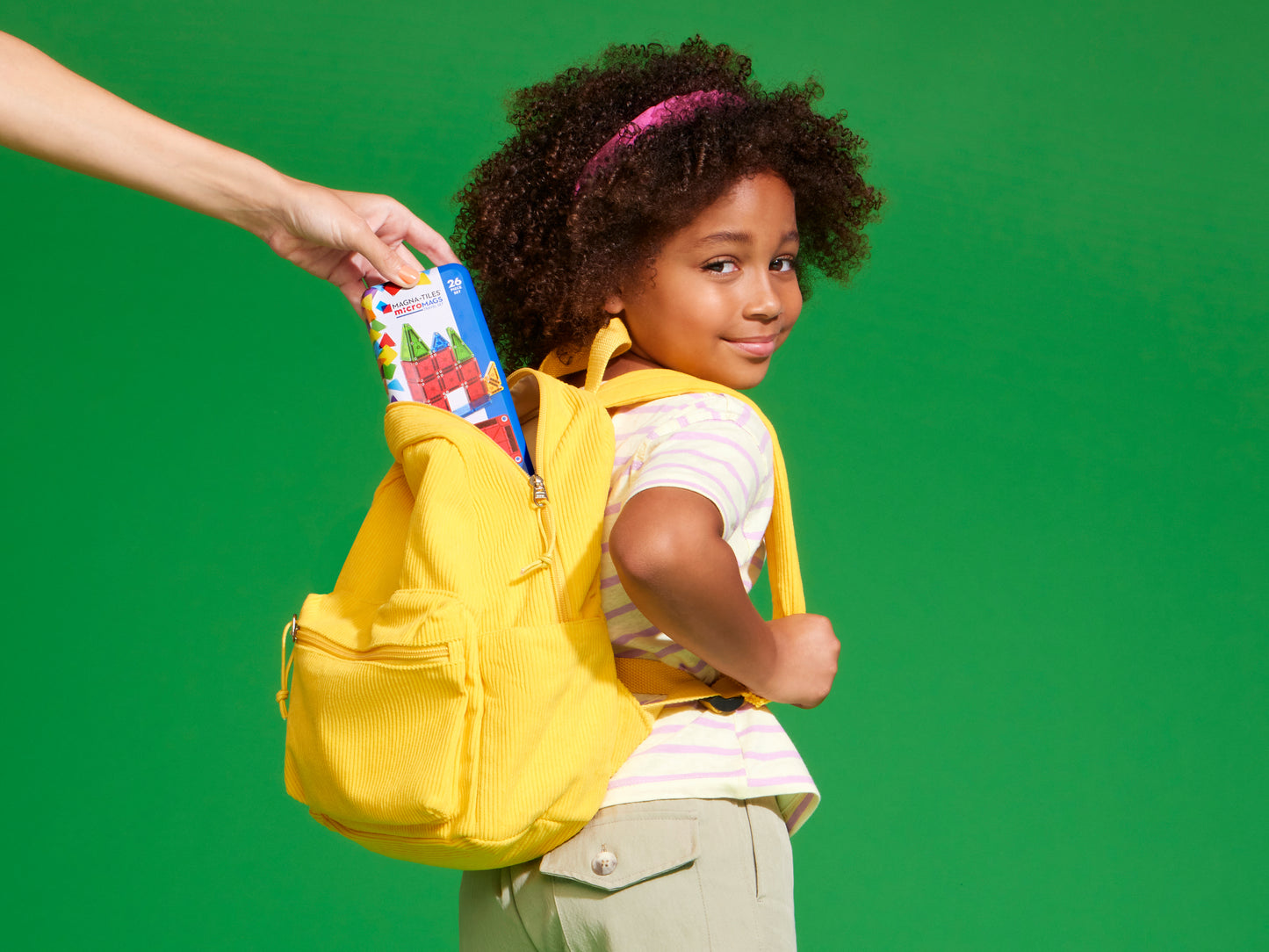 Travel set in gele rugzak, perfect magneet speelgoed voor onderweg met 26 MicroMags tegels