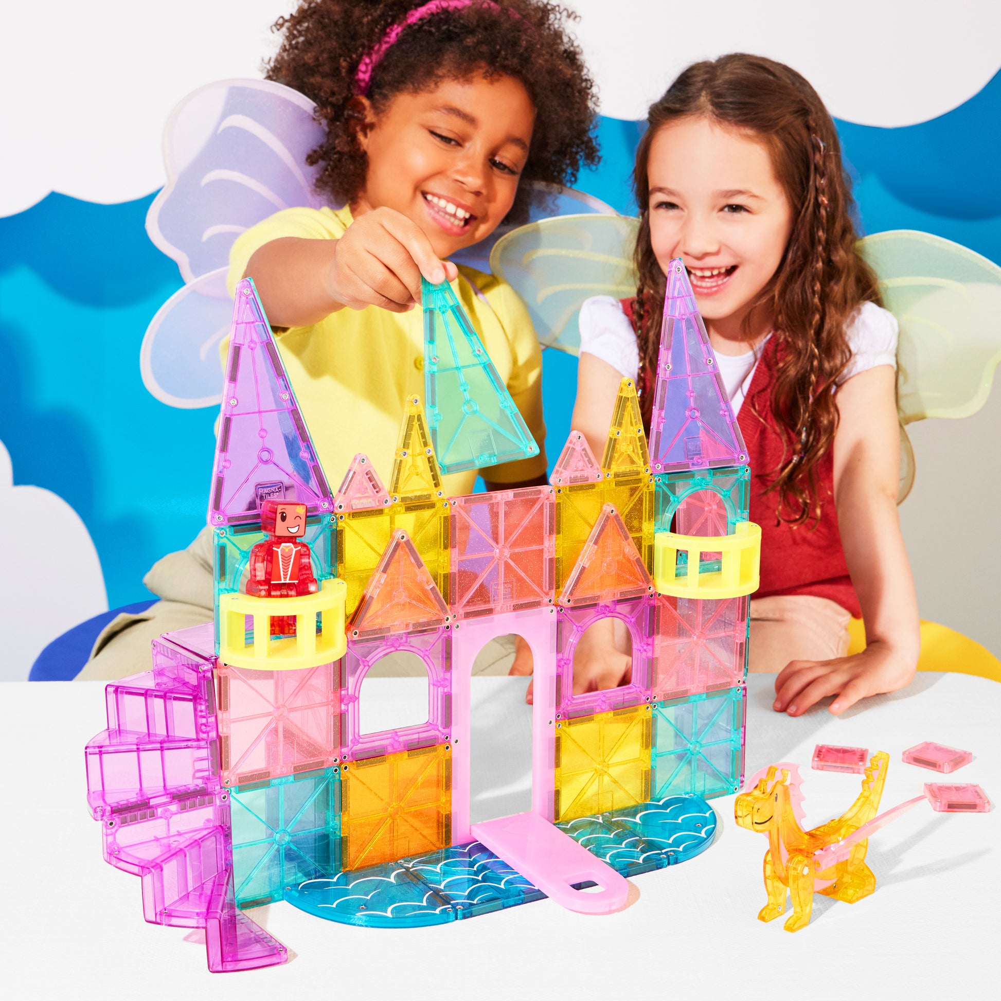 Magnetic magna tiles twee meisjes bouwen CASTLE DXL kasteel met 48 magnetische tegels samen