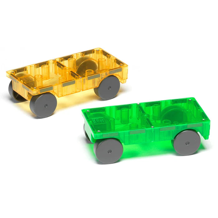 Twee transparante speelgoedauto's, groen en geel met grijze wielen, lijken op de magnetische voertuigen van Magna Tiles.