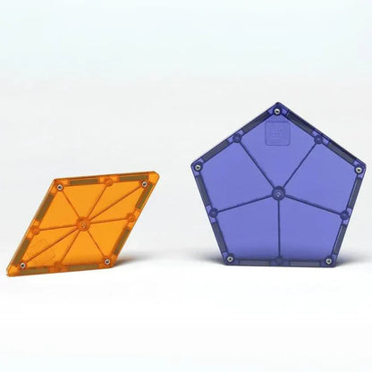 Oranje en blauwe doorschijnende Magna Tiles ruit en vijfhoek uit de Magnetic Polygons Expansion tegen een effen achtergrond.