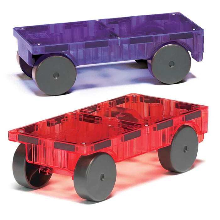 Twee cars collectie magnetische Magna Tiles auto-onderstellen: paars en rood met vier zwarte wielen, diagonaal.