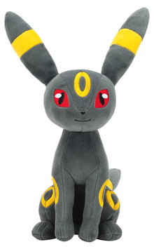 Frontaal aanzicht van zittende Umbreon Pokémon knuffel met rode ogen en gele markeringen, iconische Pokémon gen II figuur.