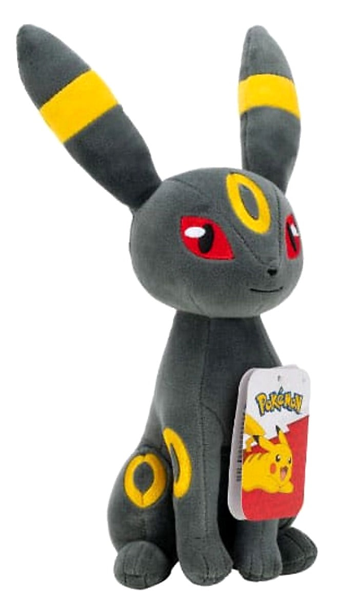 Umbreon Pokémon knuffel in schuin vooraanzicht, zachte pluche Pokémon Umbreon met rode ogen en officiële Pokémon hangtag.