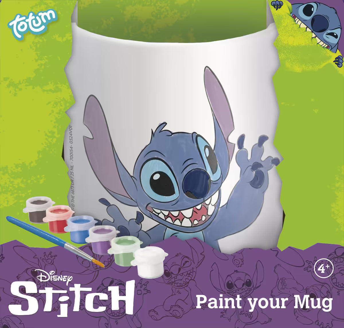 Voorbeeld van kleurrijk geverfde Disney Stitch mok met Totum penseel en verpakking, inspirerend voor knutsel ideeën thuis.
