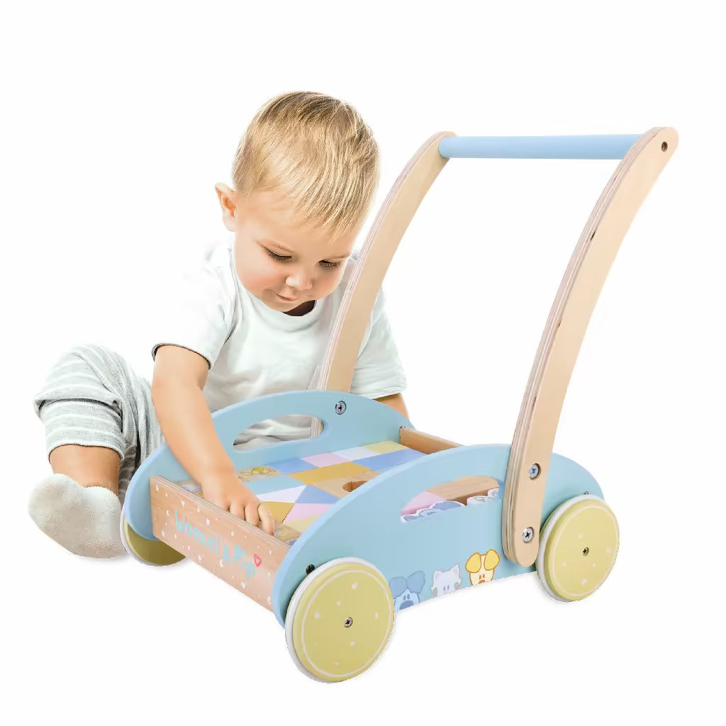 Kind speelt met Woezel en Pip Baby Blokkenkar gevuld met blokken, een veilig houten Montessori speelgoed.