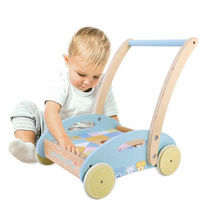 Kind speelt met Woezel en Pip Baby Blokkenkar gevuld met blokken, een veilig houten Montessori speelgoed.