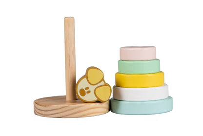 Losse houten ringen en Pip figuur naast Woezel en Pip Baby Stapeltoren, kleurrijk educatief speelgoed voor baby’s.