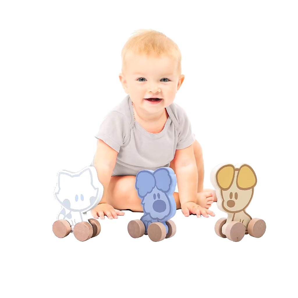 Baby speelt met houten trekfiguur dieren uit de Woezel en Pip serie, 18cm peuter speelgoed en baby cadeau.