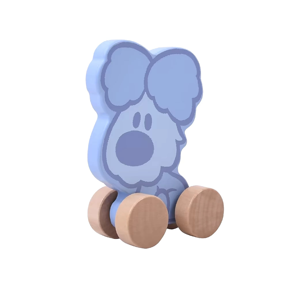 Detailfoto houten trekfiguur hond Woezel in blauw, 18cm speelgoed in hout voor peuters en baby cadeau.
