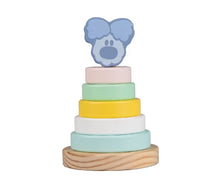 Pastelgekleurde Woezel & Pip stapeltoren van hout met blauwe Woezel bovenop, Montessori speelgoed voor baby’s.